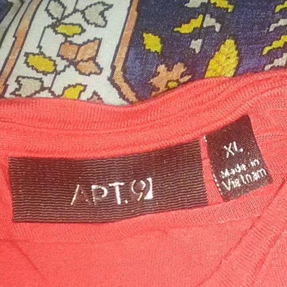 Cold shoulder Tee - Picture 2 of 4